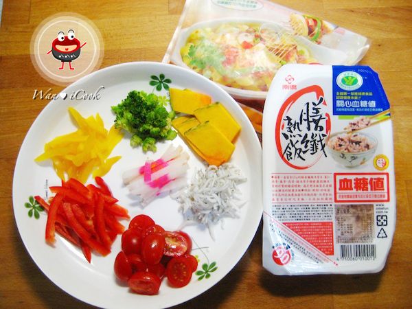 備料：[配料]食材全部洗淨瀝乾，彩椒，切成絲。綠花椰扳成小小朵。魚板，切成絲。南瓜、小番茄，切片，吻仔魚，洗淨。備用。南僑膳纖熟飯不用預先加熱，因為包裝充氮氣包裝處理，使容器內部含氧量降至最低，可避免一般微生物生長及降低產品因氧化而變質，所以可維持品質穩定性。