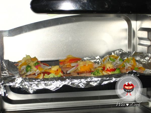 放入已經預熱10分鐘，200℃的烤箱，烤10分鐘，待起司融化，食用前隨個人喜好，擠上美乃滋、撒上海苔絲，即可享用。