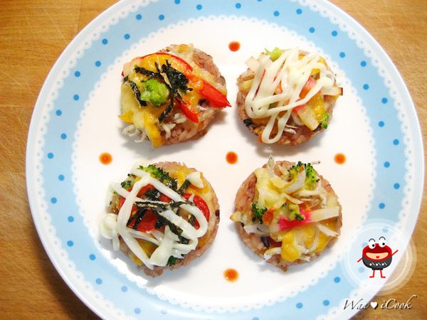 將將將～七彩繽紛迷你米披薩出爐囉！米飯烤過底下有點像鍋巴的口感，膳纖熟飯吃起來還真的很軟Q，而且米香十足\(￣ˇ￣)/比白飯還可口呢！我覺得年輕人也應該吃，因為膳纖熟飯含每一盒含有15g膳食纖維、紫米、薏仁、燕麥、蕎麥、高梁、糙米等多種健康榖類米，有助於腸道蠕動，適合給想維持健康體態的人食用。