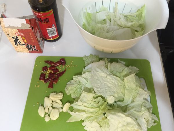 將白菜切段且將梗與葉分開放
蒜頭拍碎
乾辣椒切段