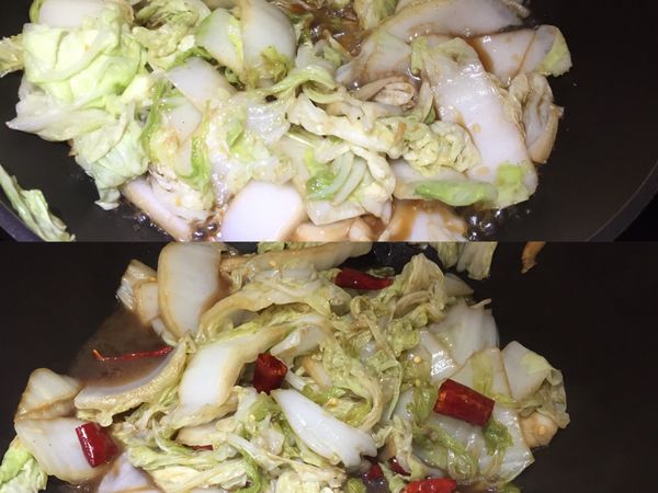 加入鹽巴稍稍拌炒後加入些許陳醋
炒至將熟再加入乾辣椒拌炒
陳醋總共要分兩次加入
第二次於盛盤前關火後加入拌炒均勻
就準備盛盤啦！
（因為醋遇熱會減少酸度，第一次加入，會帶出陳醋香氣，第二次加入，提升酸度會更加美味喔。）