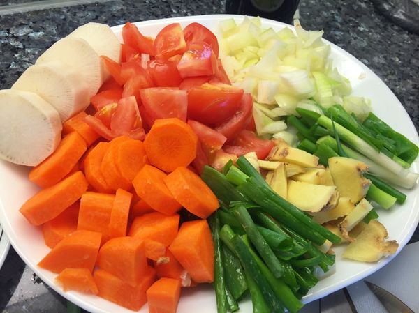 蕃茄、紅白蘿蔔切塊，蔥 切段，薑 切片，大蒜拍碎