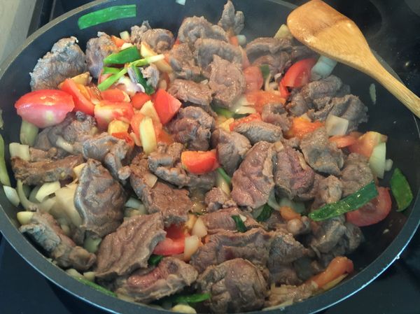 加入牛肉炒熟，加入番茄炒至軟 再加入辣豆瓣醬、醬油