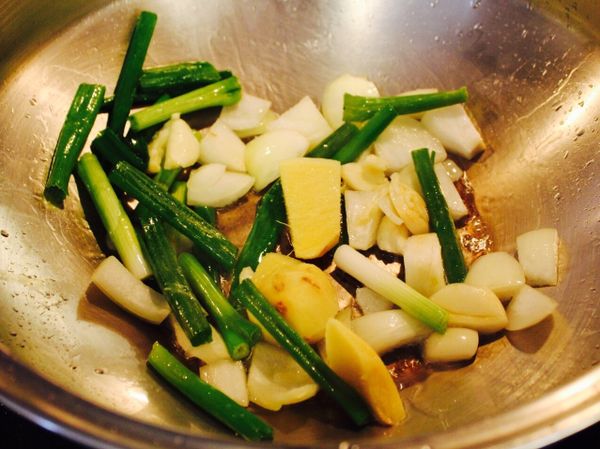 爆香蔥薑蒜後，加入洋蔥炒至軟