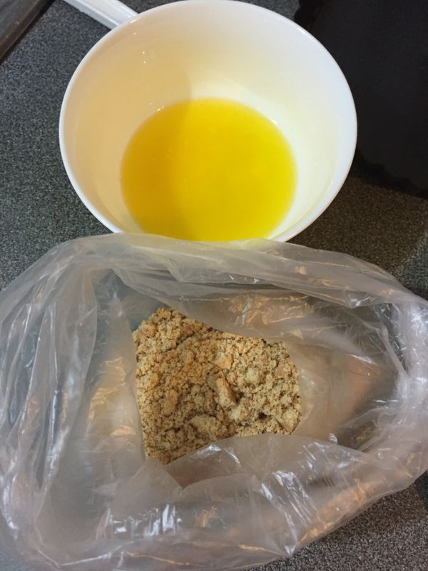 (餅乾底）將消化餅乾打碎，加入融化後的奶油混合均勻，撲在蛋糕模中壓平、壓扁，冰入冰箱備用