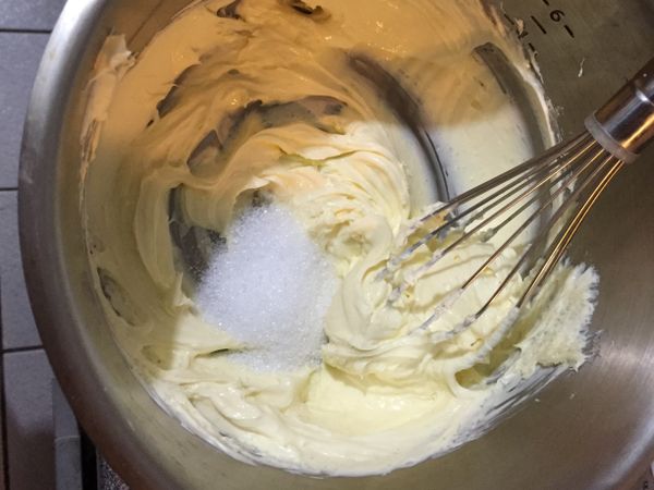 （乳酪體）放在室溫的cream cheese 打散，分三次加入砂糖攪拌均勻
