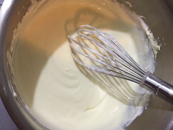 （乳酪體）將砂糖拌勻後，再加入原味優格、檸檬汁及動物性鮮奶油攪拌