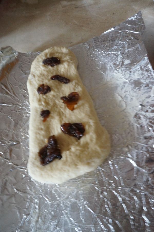 分別擀成長形 在捲起來 （可加上喜愛的葡萄乾或桂圓乾或核桃）