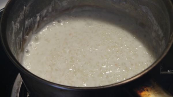 煮到收汁後加入第3杯牛奶，繼續煮到熟化