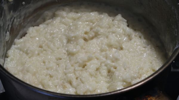 煮到快熟化時加入糖，鮮奶油攪拌均勻，等溫度低一點再加入蛋黃拌勻