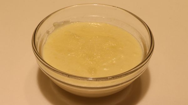 另取一鍋將牛奶煮致小滾時，將上述醬汁加入快速攪拌至滾即可