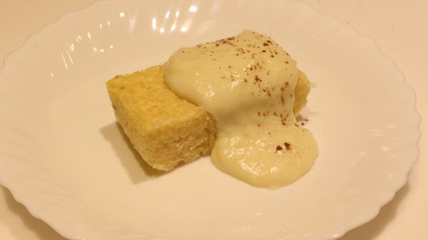 將米布丁從冰箱取出後切片，淋上香草醬汁，撒上一點肉桂粉，冰冰的布丁配上熱熱的醬汁很特別喔