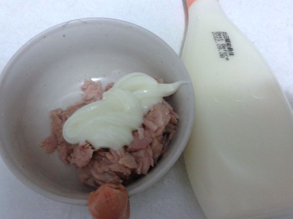 鮪魚粒乾水份,,加美奶茲拌云,,做內餡