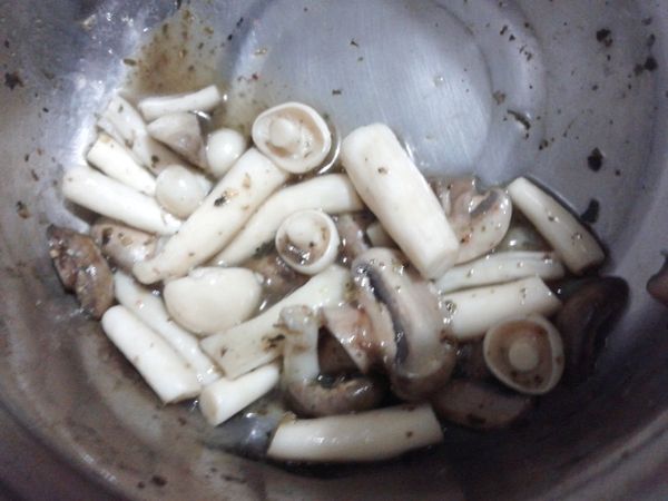 菇類,,加橄欖油,義大利香料,少許塩煮軟
