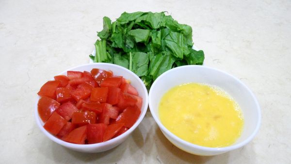菠菜洗淨，去根部切段；蕃茄洗淨切丁；蛋打散加一點鹽打成蛋汁備用。