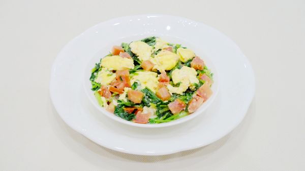 起油鍋放入2大匙葵花油和些許麻油，以小火爆香，放入蛋汁快炒，成嫩黃色未凝結成型時，快速加入菠菜、蕃茄加點鹽拌炒，菠菜熟時盛起。
