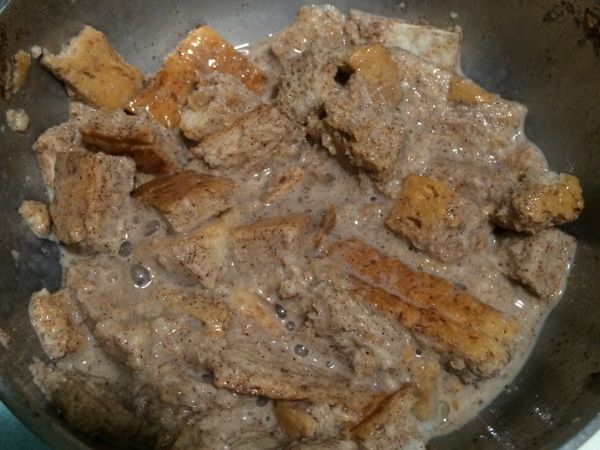 將吐司邊切塊放進基底蛋液攪拌分裝即可