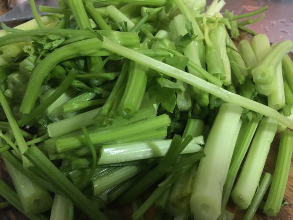 將芹菜切段