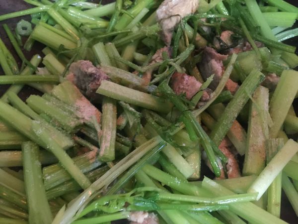 待鯊魚雙面已煎至金黃，加入芹菜及胡椒粉、鹽巴翻炒