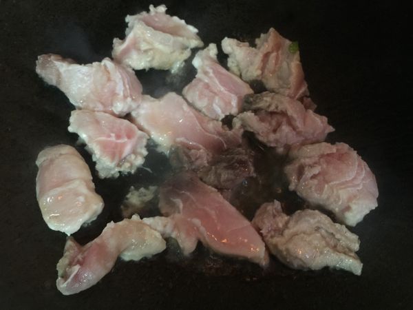 熱油鍋，將鯊魚放人鍋內乾煎