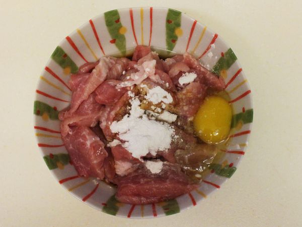 豬里肌肉切塊加入【醃料】充分拌勻及按摩，放置常溫20分鐘。