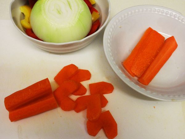 紅甜椒、黃甜椒、紅蘿蔔與洋蔥，切塊備用。