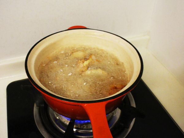 油溫約160度。豬里肌肉炸約50秒鐘，蔬菜類約炸10秒鐘即可撈起備用。