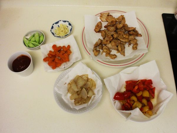 下鍋炸好的食材與調味料準備好了，要開始拌炒了。