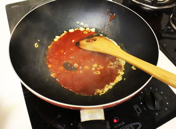 再將蕃茄醬與蒜片一起拌炒約30秒鐘。