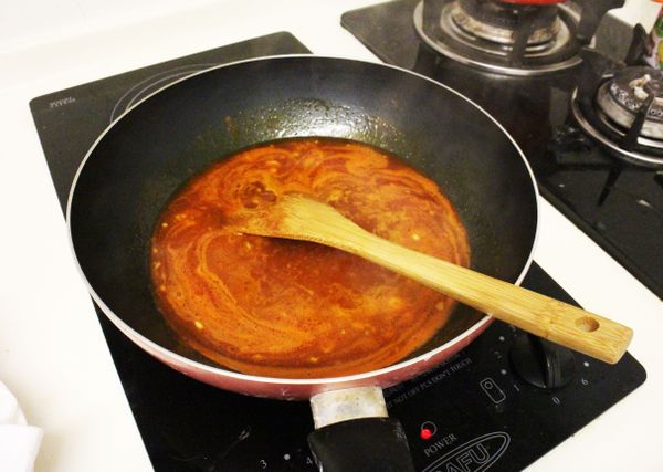 依序加入白醋1杯、細砂糖1杯、白開水2杯。