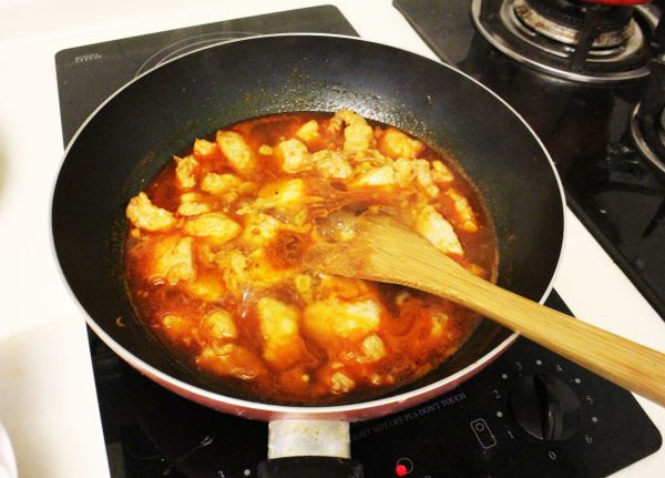 待醬汁滾開後，加入炸好的豬里肌肉拌勻。