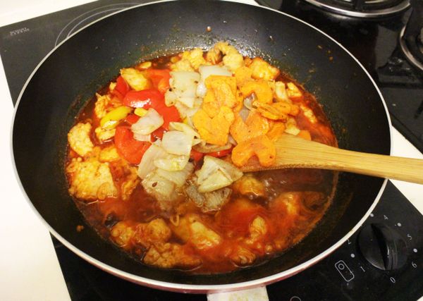 再加入炸好的蔬菜。