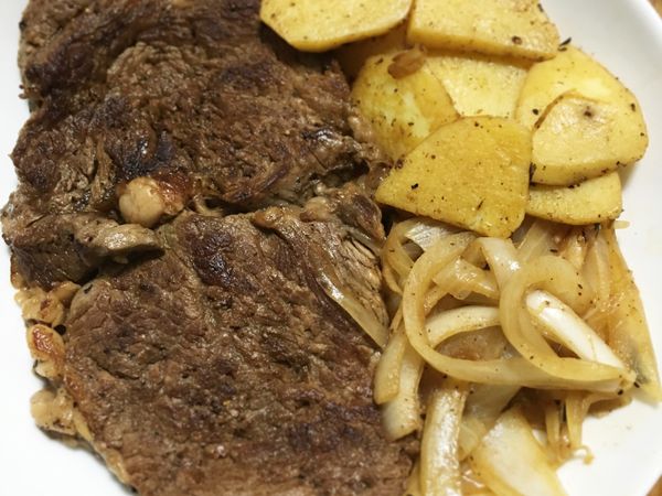 1.先把沙朗牛和蒜頭、鹽、迷迭香，放置5～10
2.切好洋蔥和馬鈴薯
3.把用好配料的牛肉放入鍋中煎等快好後撒入黑胡椒和少許鹽就可放入盤子
4.煎牛肉的鍋子不用清洗，把馬鈴薯放入鍋中加點水，快熟後放入洋蔥和少許黑胡椒鹽就完成了