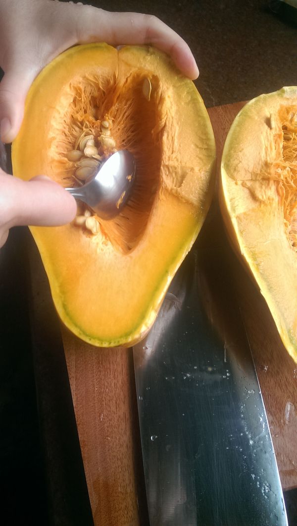 將南瓜的籽挖掉。