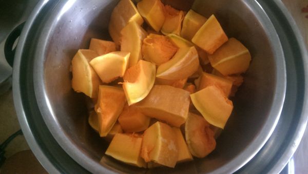 南瓜切成塊狀，並於電鍋蒸熟，水量為外鍋2杯水。