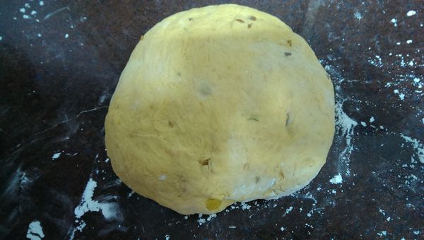 並蓋上保鮮膜，放置一段時間發酵，麵糰會發酵的更膨脹。