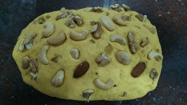 南瓜麵糰中加入無調味堅果，依照個人的口味加入多少量。