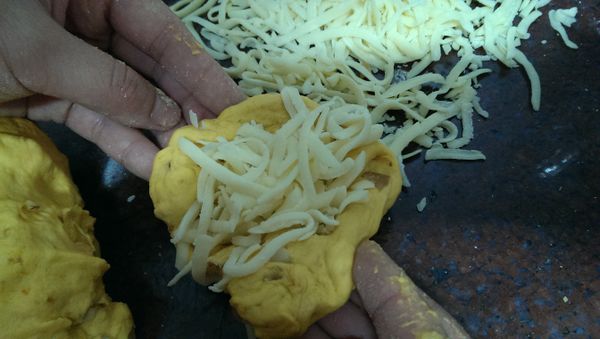 南瓜麵糰中加入乳酪絲，依照個人的口味加入多少量。