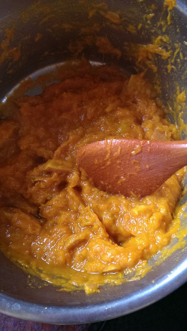 將南瓜蒸熟為泥狀。