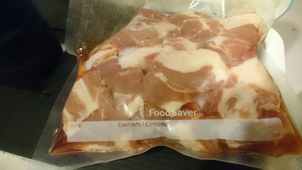 在密封袋裏放入肉塊，柴魚醬油20cc，和水40cc，用FoodSaver做成真空密封袋