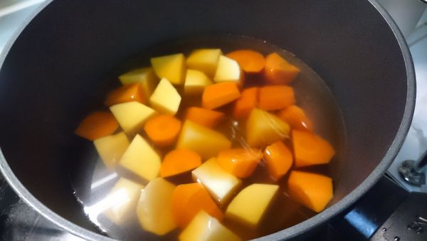 馬鈴薯，蘿蔔，洋蔥切丁，鍋子加入500cc水和200cc柴魚醬油，滾後中火煮約15分鍾