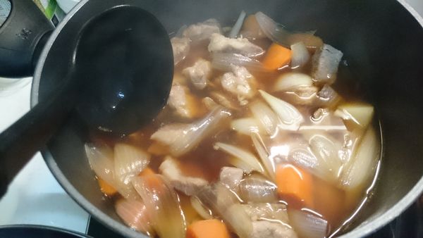 再加入豬肉塊繼續中火煮十分鍾