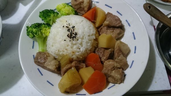 白飯撒點芝麻，淋上馬鈴薯燉豬肉，擺上用加鹽的水燙過後的青花椰菜