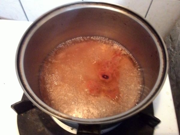 240ml水煮開後，放入紅麴粉調勻