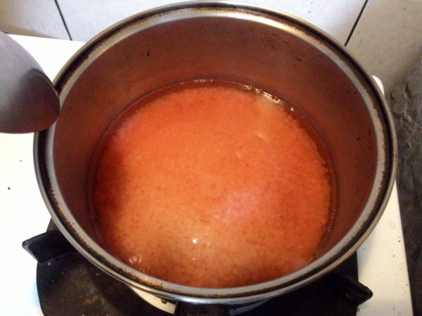 再加入道明寺粉，與沸水混合均勻後關火，蓋上紗布悶5分鐘；
此時將電鍋的外鍋倒水加熱