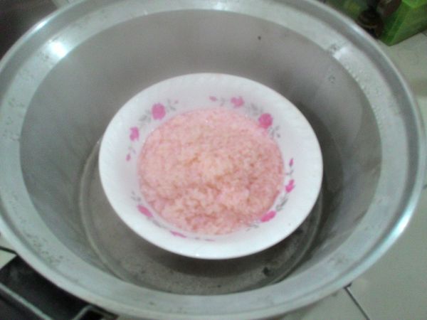 等到電鍋冒白煙，即可將悶好的道明寺粉放入電鍋，蒸20分鐘