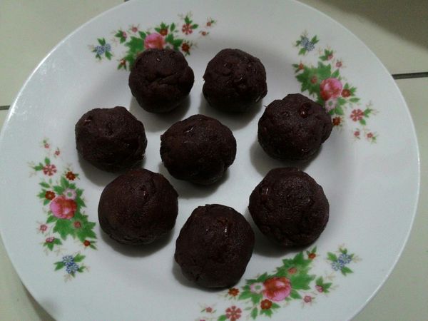 等待過程，將紅豆餡分成8糰，揉圓