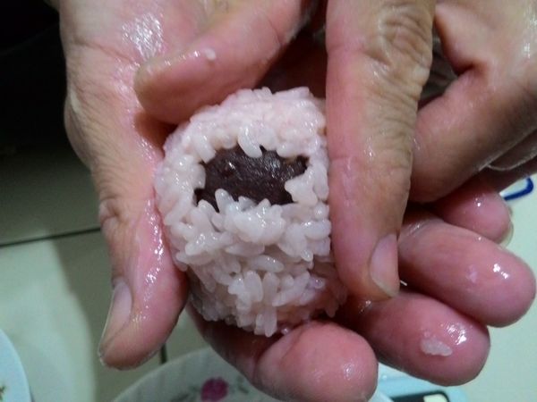 像做蛋黃酥那樣，收口，慢慢將內餡包起來，揉成橢圓。
每包一次，雙手都要沾水才不會黏手