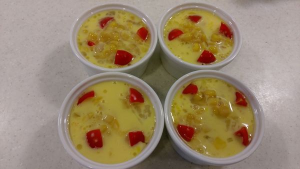 倒約8-9分滿，放入150℃預熱5分鐘的烤箱中，烤至表面凝固。