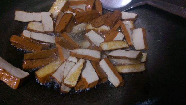 下少許油   豆干下鍋半煎炸